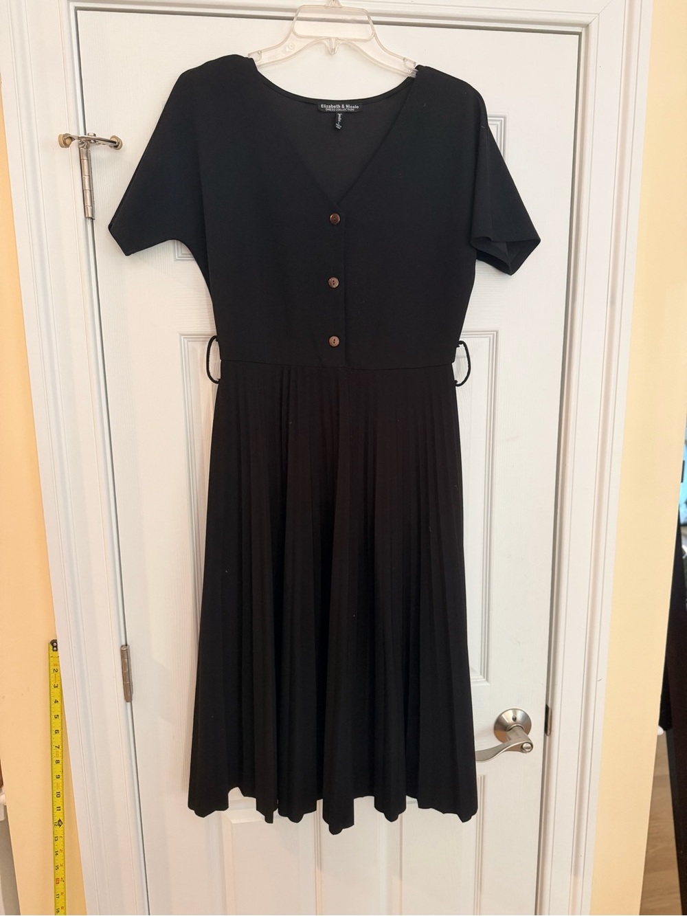 Ladies Size Large "Elizabeth & Nicole" Black V-Neck Button Midi Dress GUC
